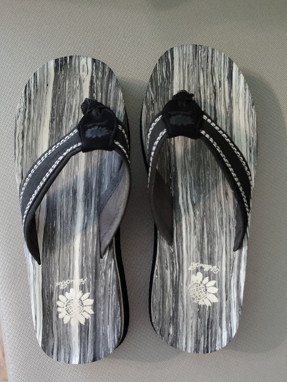 EUC Yellow Box Flip Flops - Picture 2 of 6